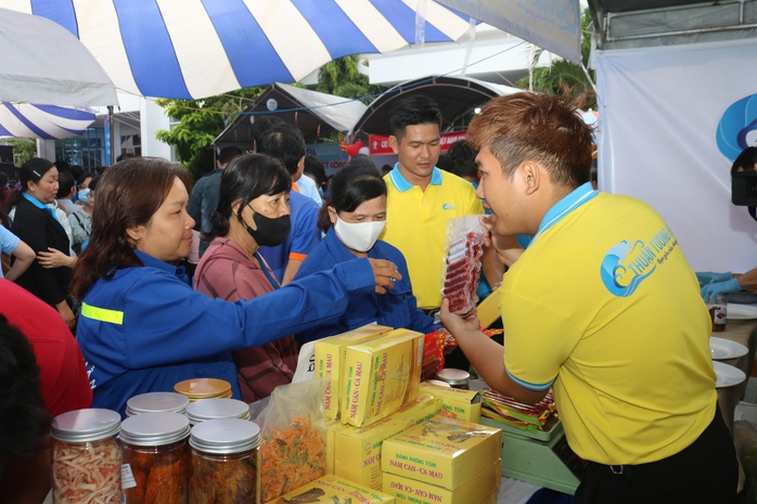 Công nhân mua quần áo tại một chương trình phúc lợi do LĐLĐ TP Cần Thơ tổ chức Công nhân mua quần áo tại một chương trình phúc lợi do LĐLĐ TP Cần Thơ tổ chức