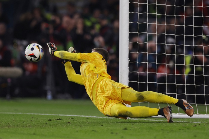 Thủ môn Wojciech Szczesny đẩy được cú sút của Daniel James Thủ môn Wojciech Szczesny đẩy được cú sút của Daniel James