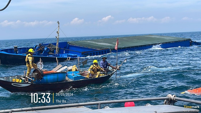 Tàu chứa 7.000 lít dầu gặp nạn trên biển Quảng Nam đã gãy đôi- Ảnh 3. Tàu chứa 7.000 lít dầu gặp nạn trên biển Quảng Nam đã gãy đôi- Ảnh 3.