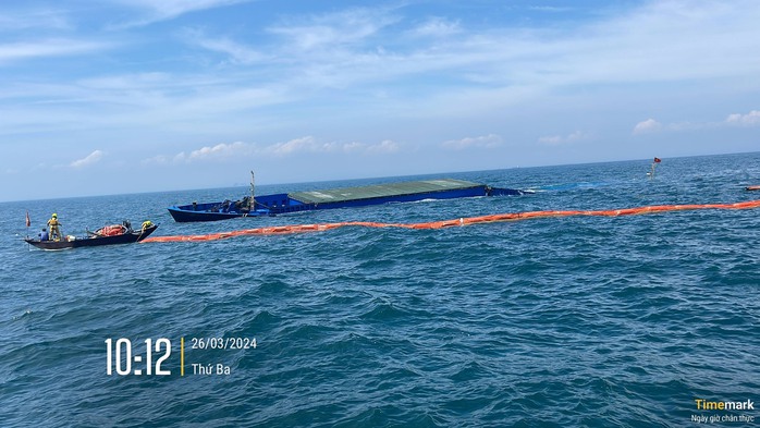 Tàu chứa 7.000 lít dầu gặp nạn trên biển Quảng Nam đã gãy đôi- Ảnh 1. Tàu chứa 7.000 lít dầu gặp nạn trên biển Quảng Nam đã gãy đôi- Ảnh 1.
