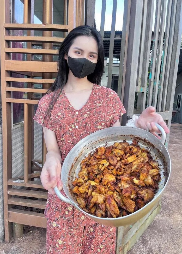 Á hậu bỏ hào quang showbiz về quê bán bún cá
- Ảnh 2. Á hậu bỏ hào quang showbiz về quê bán bún cá
- Ảnh 2.