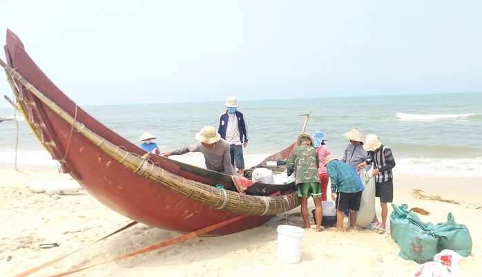 Cào ốc chép kiếm tiền triệu mỗi ngày ở Mỹ Thủy- Ảnh 1. Cào ốc chép kiếm tiền triệu mỗi ngày ở Mỹ Thủy- Ảnh 1.