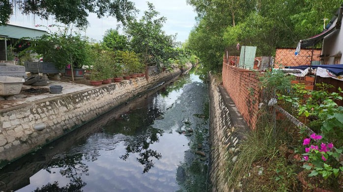 Kênh Rạch Bà đoạn qua phường 12, TP Vũng Tàu, tỉnh Bà Rịa - Vũng Tàu dòng nước đen ngòm, bốc mùi hôi thối Ảnh: BÍCH NGỌC Kênh Rạch Bà đoạn qua phường 12, TP Vũng Tàu, tỉnh Bà Rịa - Vũng Tàu dòng nước đen ngòm, bốc mùi hôi thối Ảnh: BÍCH NGỌC