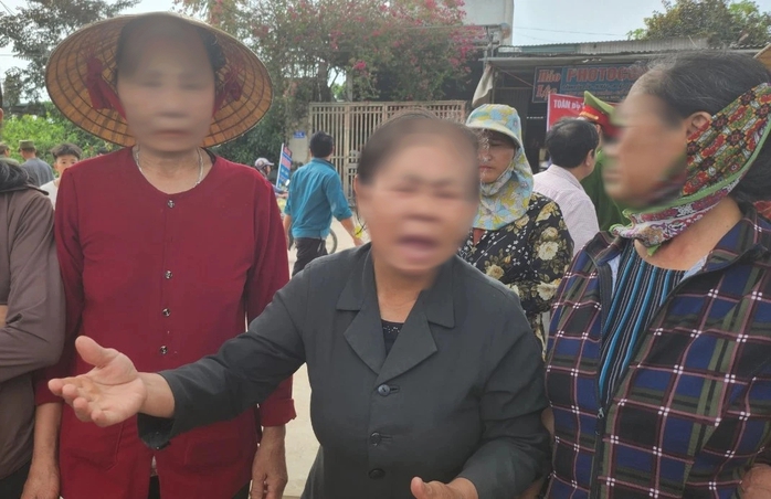 Nghe tin sáp nhập trường, phụ huynh kéo tới phản đối- Ảnh 2. Nghe tin sáp nhập trường, phụ huynh kéo tới phản đối- Ảnh 2.