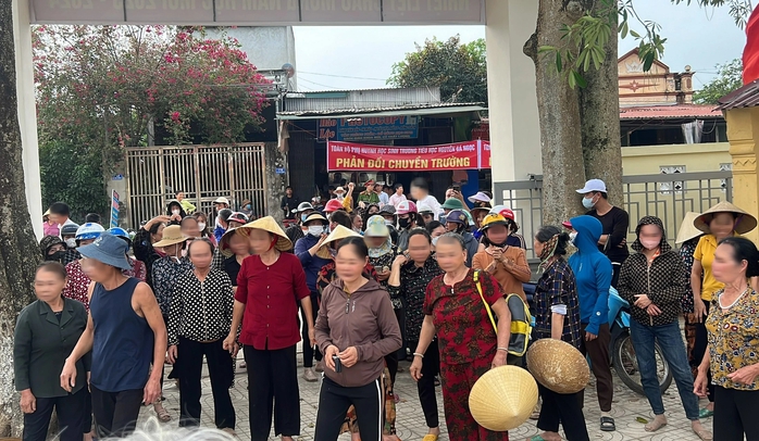 Nghe tin sáp nhập trường, phụ huynh kéo tới phản đối- Ảnh 1. Nghe tin sáp nhập trường, phụ huynh kéo tới phản đối- Ảnh 1.