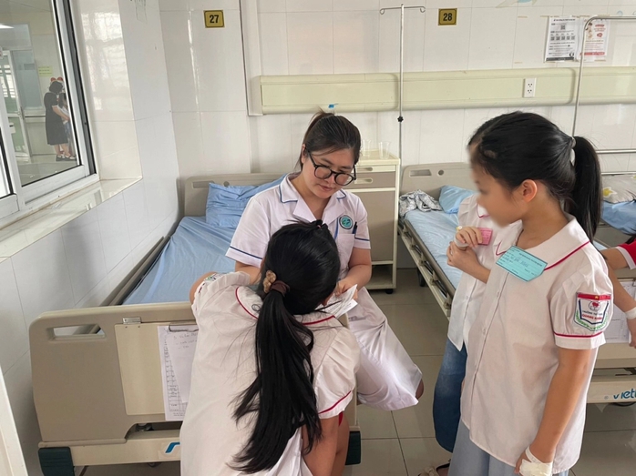 33 học sinh tiểu học nhập viện sau bữa cơm trưa- Ảnh 1. 33 học sinh tiểu học nhập viện sau bữa cơm trưa- Ảnh 1.