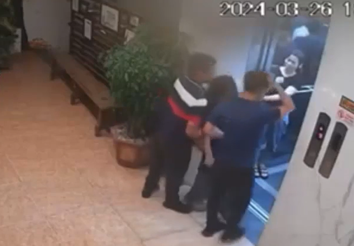 Người đàn ông sàm sỡ, hành hung nữ nhân viên quán cà phê- Ảnh 1. Người đàn ông sàm sỡ, hành hung nữ nhân viên quán cà phê- Ảnh 1.