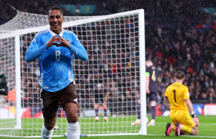 Youri Tielemans ghi cú đúp cho tuyển Bỉ