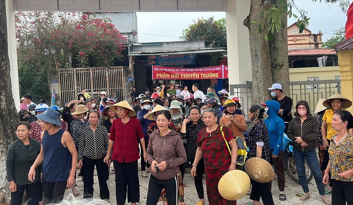 Vụ phản đối sáp nhập trường: Chỉ có 18 học sinh tới trường buổi chiều- Ảnh 2. Vụ phản đối sáp nhập trường: Chỉ có 18 học sinh tới trường buổi chiều- Ảnh 2.