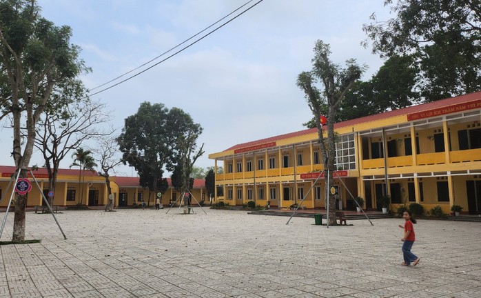 Vụ phản đối sáp nhập trường: Chỉ có 18 học sinh tới trường buổi chiều- Ảnh 3. Vụ phản đối sáp nhập trường: Chỉ có 18 học sinh tới trường buổi chiều- Ảnh 3.