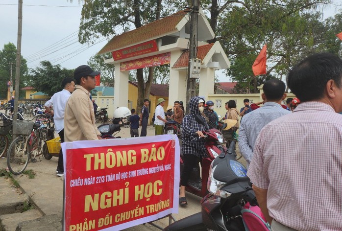 Vụ phản đối sáp nhập trường: Chỉ có 18 học sinh tới trường buổi chiều- Ảnh 1. Vụ phản đối sáp nhập trường: Chỉ có 18 học sinh tới trường buổi chiều- Ảnh 1.