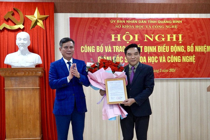 Bổ nhiệm Giám đốc 2 sở và chánh Văn phòng UBND tỉnh Quảng Bình- Ảnh 2. Bổ nhiệm Giám đốc 2 sở và chánh Văn phòng UBND tỉnh Quảng Bình- Ảnh 2.