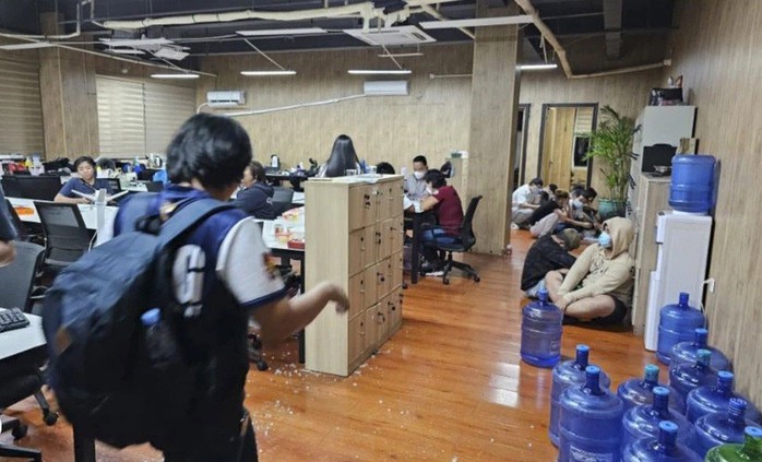 Cảnh sát Philippines đột kích một trong các trung tâm lừa đảo trực tuyến ở TP Las Pinas vào tháng 6-2023 Ảnh: AP Cảnh sát Philippines đột kích một trong các trung tâm lừa đảo trực tuyến ở TP Las Pinas vào tháng 6-2023 Ảnh: AP