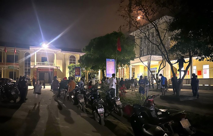 Hàng trăm người dân Hàng trăm người dân