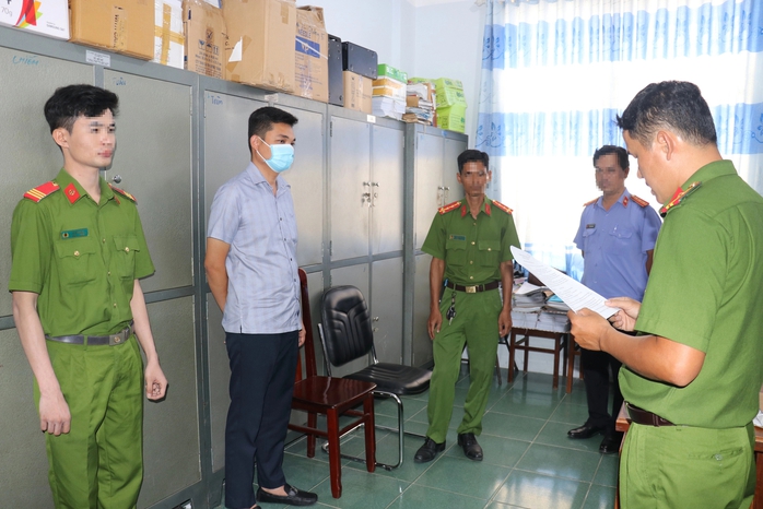 Vĩnh Long: Bắt giám đốc công ty vàng bạc lừa đảo hơn 35 tỉ đồng- Ảnh 1. Vĩnh Long: Bắt giám đốc công ty vàng bạc lừa đảo hơn 35 tỉ đồng- Ảnh 1.