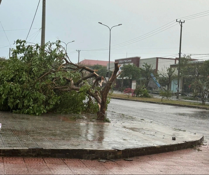 Lốc xoáy ở Quảng Trị giật bay hàng chục mái nhà- Ảnh 2. Lốc xoáy ở Quảng Trị giật bay hàng chục mái nhà- Ảnh 2.