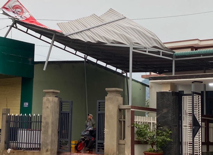 Lốc xoáy ở Quảng Trị giật bay hàng chục mái nhà- Ảnh 3. Lốc xoáy ở Quảng Trị giật bay hàng chục mái nhà- Ảnh 3.