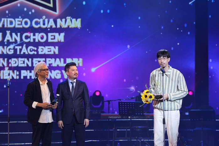 Giải thưởng Cống hiến 2024: Đen Vâu đại thắng
- Ảnh 1. Giải thưởng Cống hiến 2024: Đen Vâu đại thắng
- Ảnh 1.
