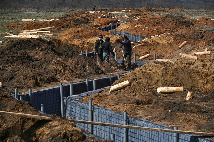 Công sự phòng thủ mới được Ukraine xây dựng ở vùng Zaporizhzhia. Ảnh chụp ngày 24-3-2024. Ảnh: REUTERS Công sự phòng thủ mới được Ukraine xây dựng ở vùng Zaporizhzhia. Ảnh chụp ngày 24-3-2024. Ảnh: REUTERS
