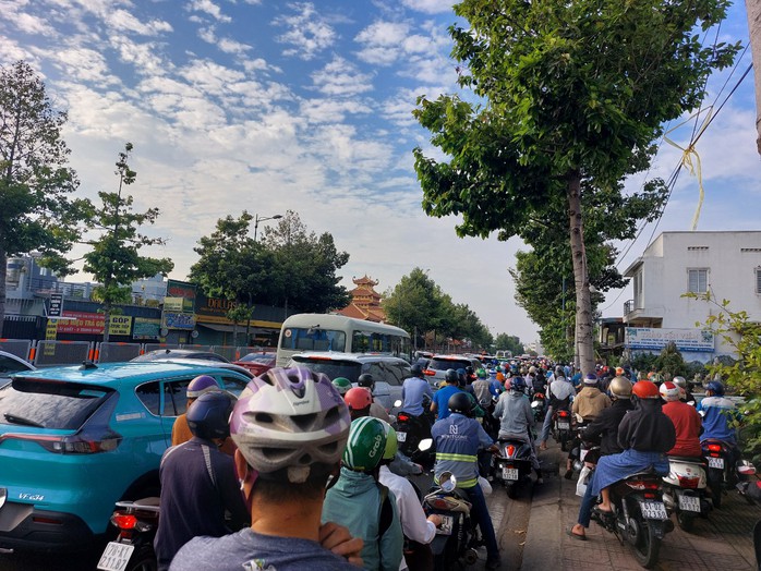 TP HCM: Phương tiện tăng đột biến trên đường Phạm Văn Đồng, kẹt xe kéo dài- Ảnh 2. TP HCM: Phương tiện tăng đột biến trên đường Phạm Văn Đồng, kẹt xe kéo dài- Ảnh 2.