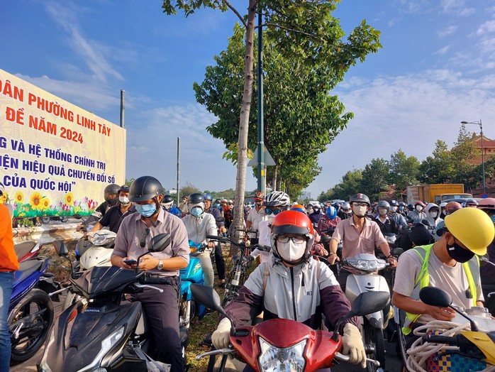 TP HCM: Phương tiện tăng đột biến trên đường Phạm Văn Đồng, kẹt xe kéo dài- Ảnh 1. TP HCM: Phương tiện tăng đột biến trên đường Phạm Văn Đồng, kẹt xe kéo dài- Ảnh 1.