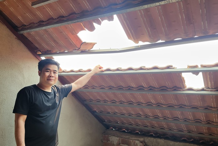 Nổ mìn khai thác mỏ, đá văng thủng mái nhà dân- Ảnh 1. Nổ mìn khai thác mỏ, đá văng thủng mái nhà dân- Ảnh 1.