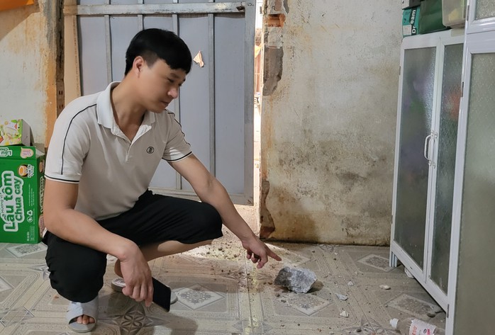 Nổ mìn khai thác mỏ, đá văng thủng mái nhà dân- Ảnh 2. Nổ mìn khai thác mỏ, đá văng thủng mái nhà dân- Ảnh 2.