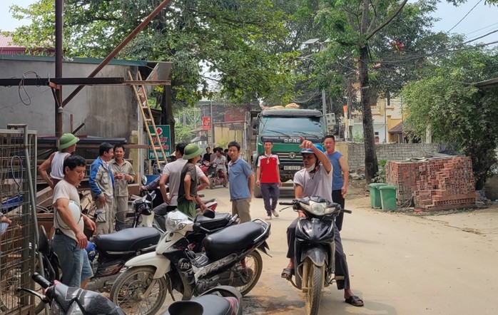 Nổ mìn khai thác mỏ, đá văng thủng mái nhà dân- Ảnh 5. Nổ mìn khai thác mỏ, đá văng thủng mái nhà dân- Ảnh 5.