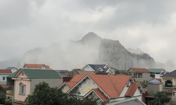 Nổ mìn khai thác mỏ, đá văng thủng mái nhà dân- Ảnh 4. Nổ mìn khai thác mỏ, đá văng thủng mái nhà dân- Ảnh 4.