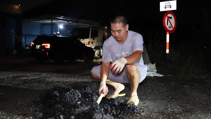 Anh Phạm Văn Hiếu tình nguyện vá đường 13 năm nay, chủ yếu thực hiện vào buổi tối