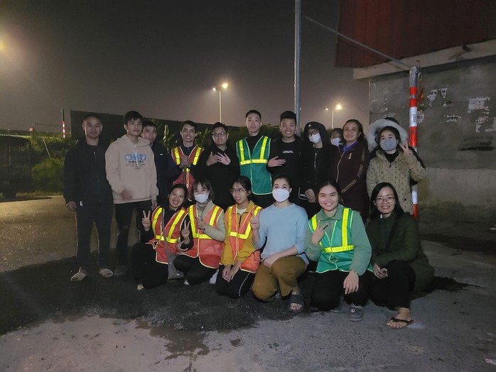 Nhóm bạn trẻ sát cánh cùng anh Hiếu vá đường đã được 7 năm nay (anh Hiếu đứng ngoài cùng bên trái)