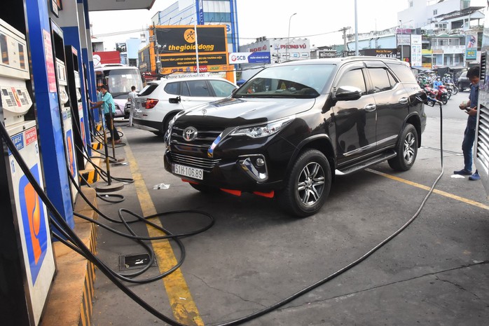 Doanh nghiệp tự quyết giá xăng dầu: Nên hay không?- Ảnh 1. Doanh nghiệp tự quyết giá xăng dầu: Nên hay không?- Ảnh 1.