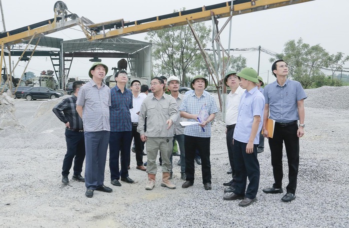 Phó chủ tịch Thanh Hóa chỉ đạo tạm dừng mỏ đá nổ mìn làm thủng mái nhà dân- Ảnh 1. Phó chủ tịch Thanh Hóa chỉ đạo tạm dừng mỏ đá nổ mìn làm thủng mái nhà dân- Ảnh 1.