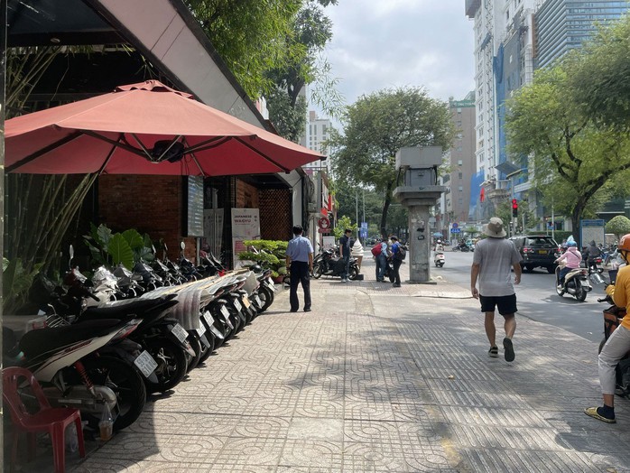 Xe máy để ngăn nắp trong vạch kẻ vàng trên vỉa hè đường Nguyễn Thị Minh Khai, quận 3, TP HCM Ảnh: THU HỒNG Xe máy để ngăn nắp trong vạch kẻ vàng trên vỉa hè đường Nguyễn Thị Minh Khai, quận 3, TP HCM Ảnh: THU HỒNG