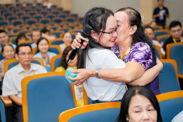 Cha mẹ bật khóc khi thăm nhà máy nơi con làm việc ở TP HCM- Ảnh 1.