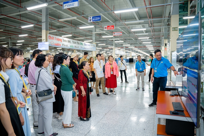 Cha mẹ bật khóc khi thăm nhà máy nơi con làm việc ở TP HCM- Ảnh 4.