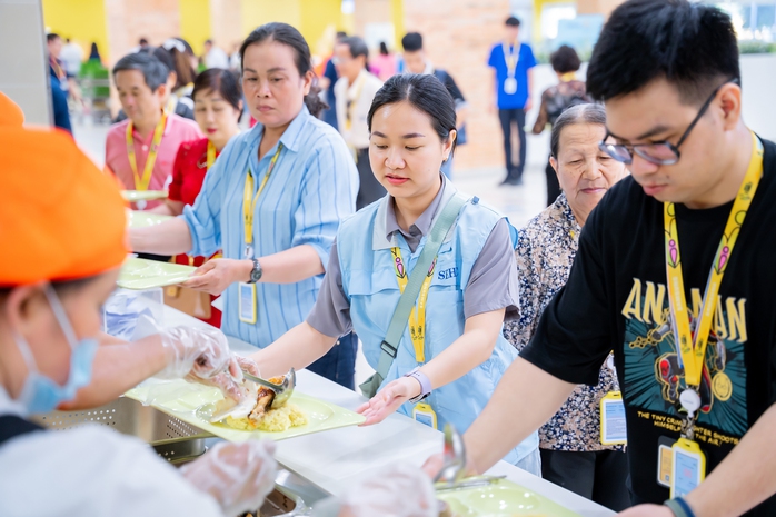 Cha mẹ bật khóc khi thăm nhà máy nơi con làm việc ở TP HCM- Ảnh 5.