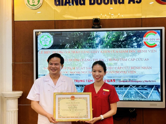 Tặng bằng khen điều dưỡng cấp cứu khách nước ngoài tại nhà hàng- Ảnh 3. Tặng bằng khen điều dưỡng cấp cứu khách nước ngoài tại nhà hàng- Ảnh 3.