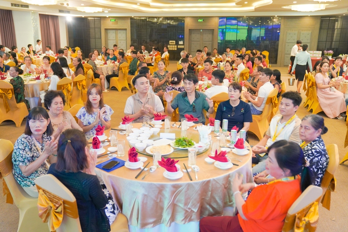Cha mẹ bật khóc khi thăm nhà máy nơi con làm việc ở TP HCM- Ảnh 7.