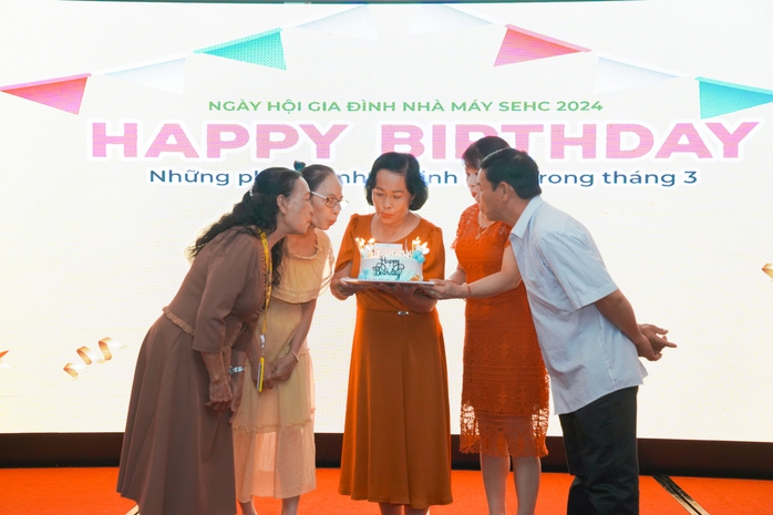 Cha mẹ bật khóc khi thăm nhà máy nơi con làm việc ở TP HCM- Ảnh 6.