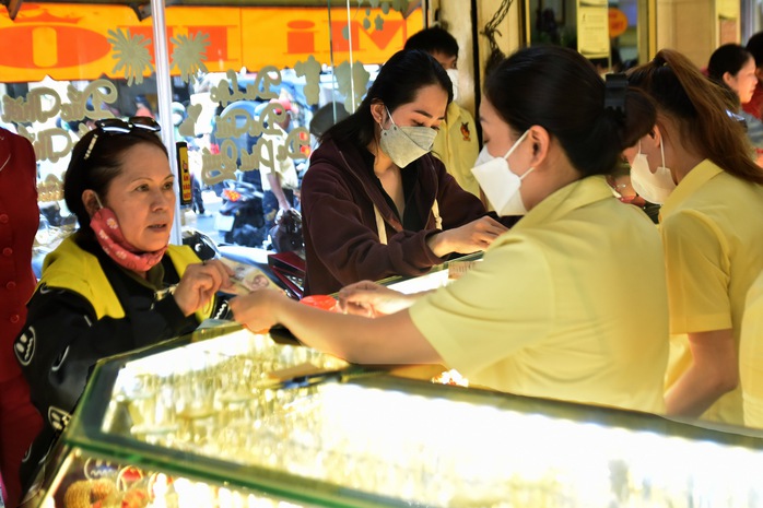 Cuối ngày, giá vàng SJC bất ngờ giảm sốc- Ảnh 1. Cuối ngày, giá vàng SJC bất ngờ giảm sốc- Ảnh 1.