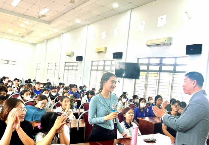 Vì sao bộ bình trà truyền thống Việt Nam có 6 chung?- Ảnh 1. Vì sao bộ bình trà truyền thống Việt Nam có 6 chung?- Ảnh 1.