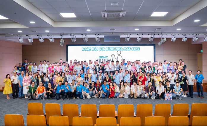 Cha mẹ bật khóc khi thăm nhà máy nơi con làm việc ở TP HCM- Ảnh 2.
