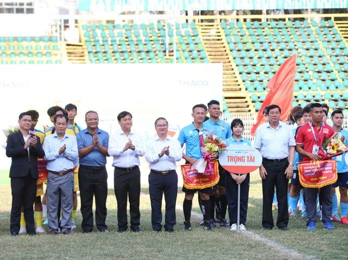 Sinh viên 6 trường đại học ở miền Tây tranh tài tại giải bóng đá lớn- Ảnh 1. Sinh viên 6 trường đại học ở miền Tây tranh tài tại giải bóng đá lớn- Ảnh 1.