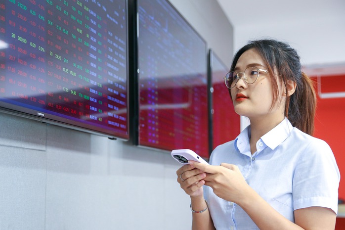 Thị trường chứng khoán diễn biến tích cực trong thời gian qua, khi VN-Index vượt 1.250 điểm Ảnh: Hoàng Triều Thị trường chứng khoán diễn biến tích cực trong thời gian qua, khi VN-Index vượt 1.250 điểm Ảnh: Hoàng Triều