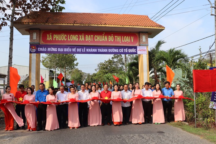 Các đại biểu tham gia cắt băng khánh thành công trình “Đường cờ Tổ quốc”