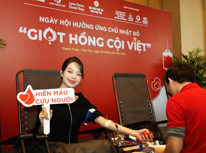 Chủ Nhật đỏ thu hút nhiều người đẹp, nghệ sĩ hiến máu- Ảnh 2. Chủ Nhật đỏ thu hút nhiều người đẹp, nghệ sĩ hiến máu- Ảnh 2.