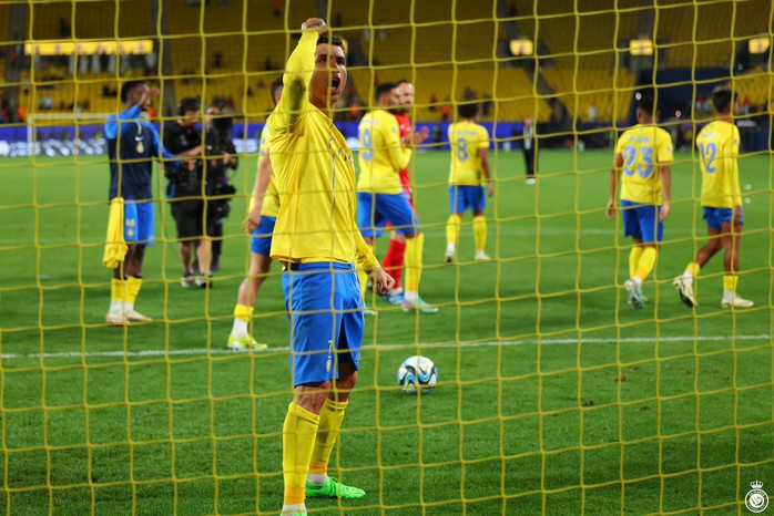 Ronaldo lập hat-trick, tạo cột mốc mới đưa Al-Nassr thắng đậm- Ảnh 2. Ronaldo lập hat-trick, tạo cột mốc mới đưa Al-Nassr thắng đậm- Ảnh 2.