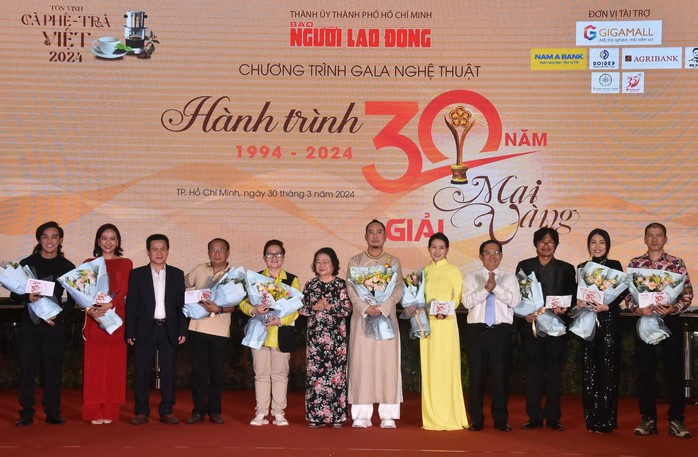 Bà Trương Mỹ Hoa - nguyên Phó Chủ tịch nước; ông Tô Đình Tuân - Tổng Biên Tập Báo Người Lao Động, Trưởng Ban Chỉ đạo Giải Mai Vàng lần thứ 30 - năm 2024 cùng đại diện Trung tâm Thương mại Gigamall trao tặng kỷ niệm chương và hoa cho các nghệ sĩ Ảnh: TẤN THẠNH Bà Trương Mỹ Hoa - nguyên Phó Chủ tịch nước; ông Tô Đình Tuân - Tổng Biên Tập Báo Người Lao Động, Trưởng Ban Chỉ đạo Giải Mai Vàng lần thứ 30 - năm 2024 cùng đại diện Trung tâm Thương mại Gigamall trao tặng kỷ niệm chương và hoa cho các nghệ sĩ Ảnh: TẤN THẠNH