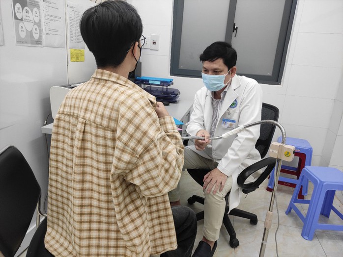 Bác sĩ chuyên khoa 2 Đoàn Văn Lợi Em, Trưởng Khoa Lâm sàng 3 - Bệnh viện Da liễu TP HCM, thăm khám cho bệnh nhân mắc bệnh qua đường tình dục Bác sĩ chuyên khoa 2 Đoàn Văn Lợi Em, Trưởng Khoa Lâm sàng 3 - Bệnh viện Da liễu TP HCM, thăm khám cho bệnh nhân mắc bệnh qua đường tình dục